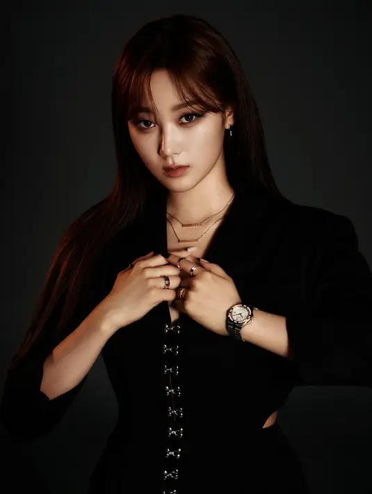 Serta bentuk grafik dan persegi panjang,  sempurna jika dipadukan dengan genre aespa yang tak ada bandingannya.  [Credit: Chopard].