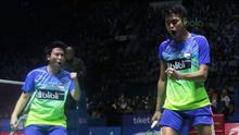 Tontowi Ahmad/Liliyana Natsir merayakan kemenangan atas pasangan Malaysia, Chan Peng Soon/Goh Liu Ying pada final Indonesia Open 2018 di Istora Senayan, Jakarta, (8/6/2018). Tontowi/Liliyana menang 21-17, 21-8. (Bola.com/Nick Hanoatubun)