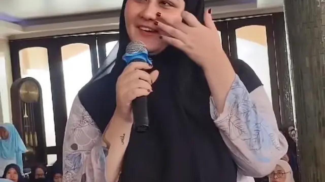 7 Potret Talitha Curtis Berhijab Lagi, Terharu Dihadiahi Tiket Umrah