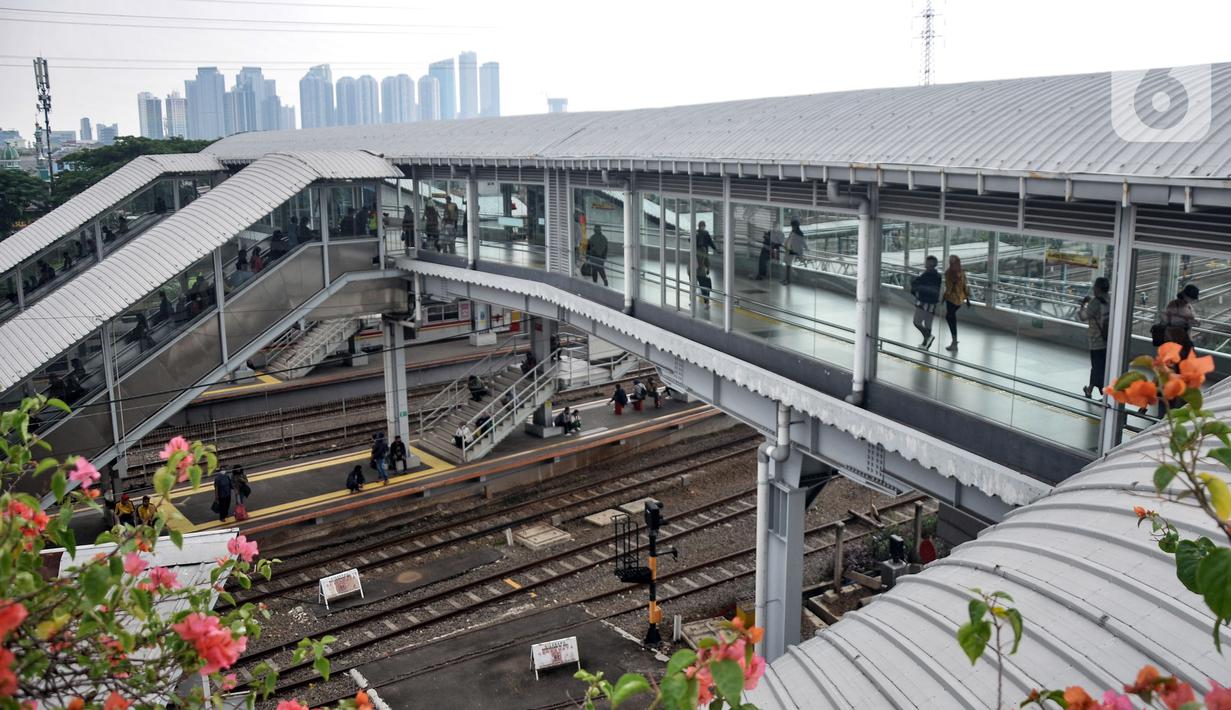 Calon penumpang saat melintasi jembatan penghubung di Stasiun Tanah Abang, Jakarta, Selasa (2/5/2023). (merdeka.com/Iqbal S. Nugroho)