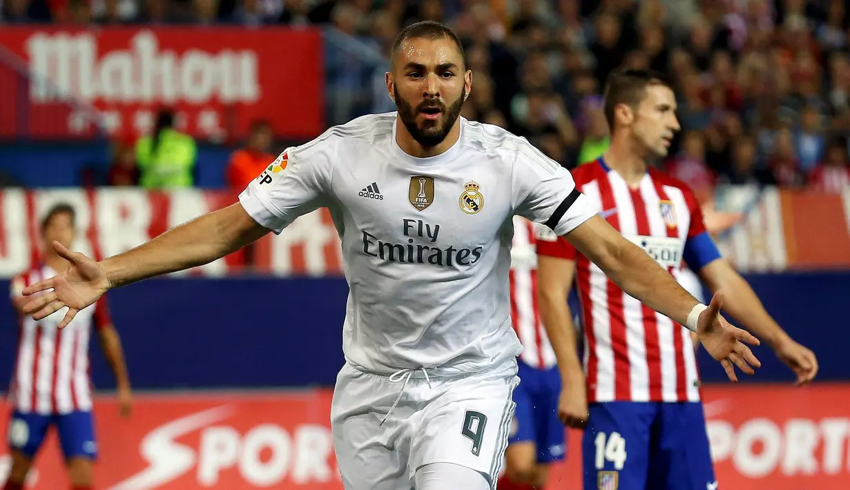Pemain Real Madrid Karim Benzema merayakan golnya  dalam lanjutan liga Spanyol di Vicente Calderon stadium in Madrid, Senin (05/10/2015). Atletico vs Madrid seri 1-1. (REUTERS/Andrea Comas)