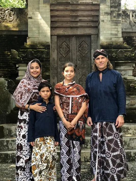 Ayu Azhari dan Mike Tramp (Instagram/ayukhadijahazhari)