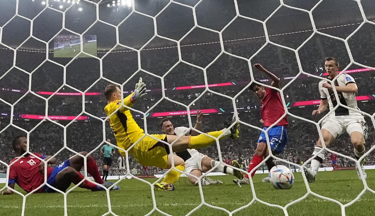 <p>Pemain Kosta Rika,&nbsp;Yeltsin Tejeda mencetak gol penyeimbang 1-1 timnya ke gawang Jerman saat matchday ketiga Grup E Piala Dunia 2022 yang berlangsung Al Bayt Stadium, Jumat (01/12/2022). (AP/Matthias Schrader)</p>