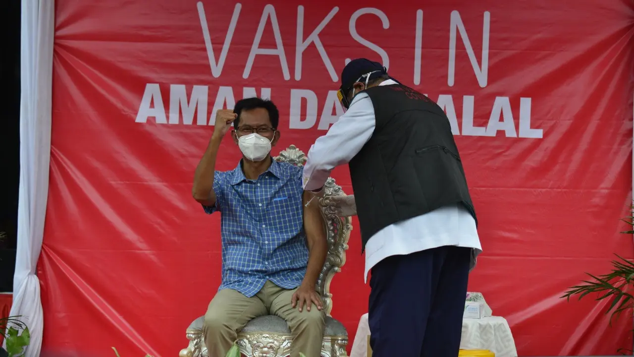 Ketua DPRD Surabaya Adi Sutarwijono ikut divaksin Covid-19. (Dian Kurniawan/Liputan6.com)
