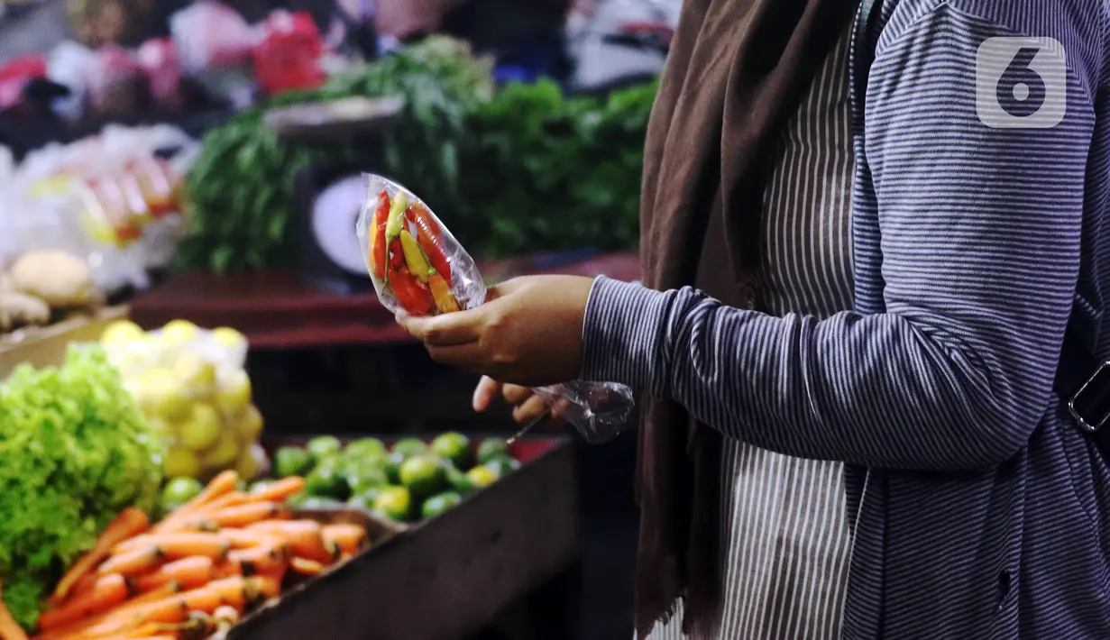 Pembeli memilih cabai yang dijual di Pasar Lembang, Tangerang, Banten, Selasa (21/12/2021). Jelang Natal, harga cabai rawit merah alami kenaikan hingga menembus Rp 100 ribu per kilo. (Liputan6.com/Angga Yuniar)