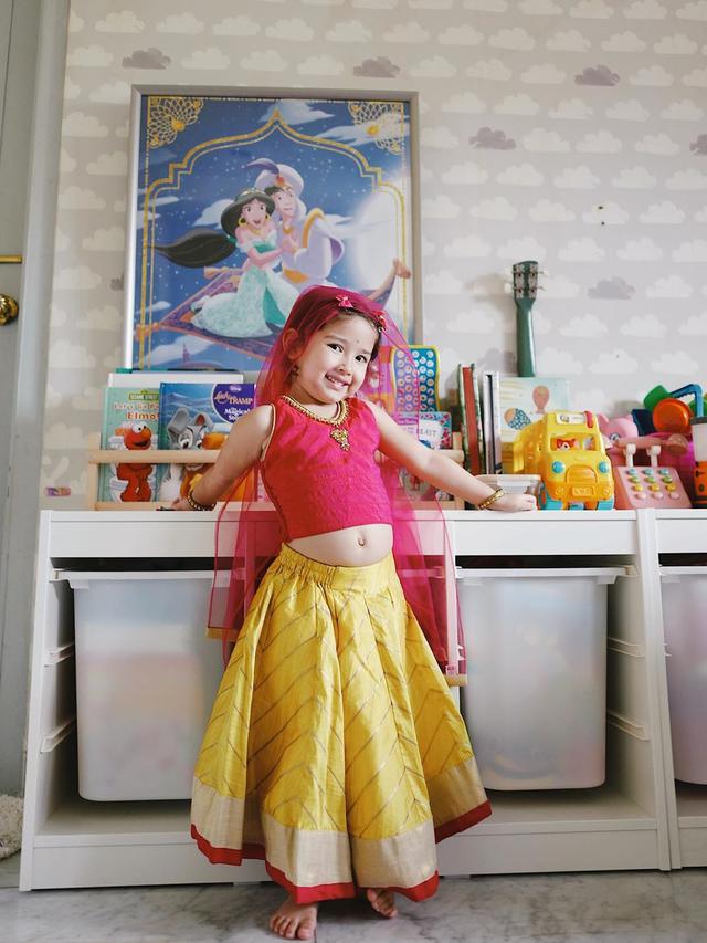 6 Potret Putri Yasmine Wildblood Pakai Busana India Ini Curi Perhatian