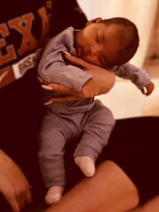 "Kamu harus belajar cara menggendong bayi!" tulis fan lain.(instagram/khloekardashian)