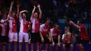 Para pemain Denmark melakukan selebrasi usai memastikan gelar juara Piala Thomas, China, Minggu (22/5). Buat Denmark gelar ini merupakan sejarah. Sudah 67 tahun lamanya mereka menunggu, baru kali ini menjadi juara. (AFP Photo/Johannes Eisele)