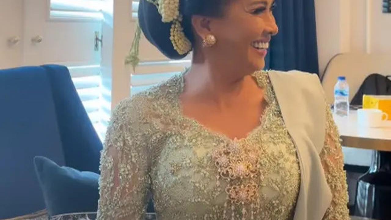 7 Inspirasi Style Anting Risa Dewi Ibunda Alyssa Daguise, Tampil Anggun dan Berwibawa di Usia 57 Tahun