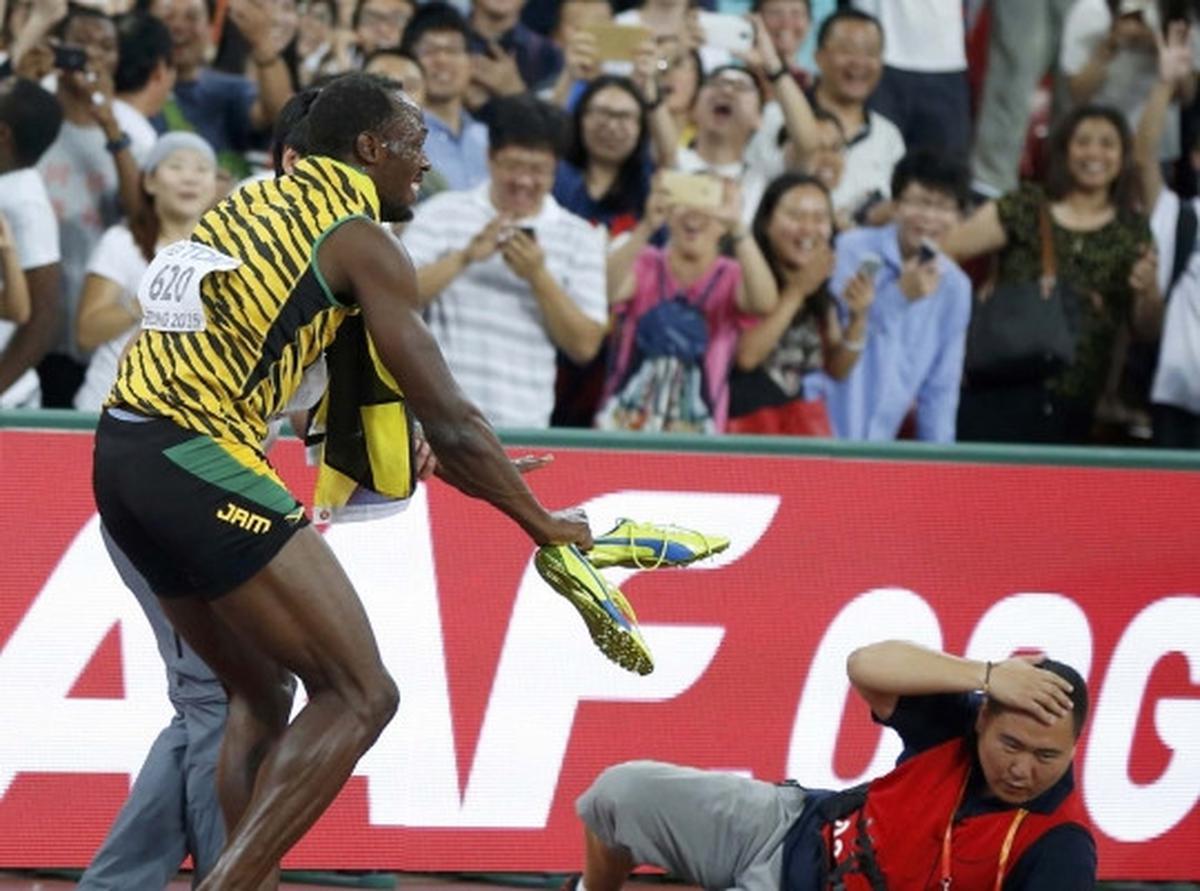 Insiden lucu Usain Bolt tertabrak kameramen usai juara lari 200 M
