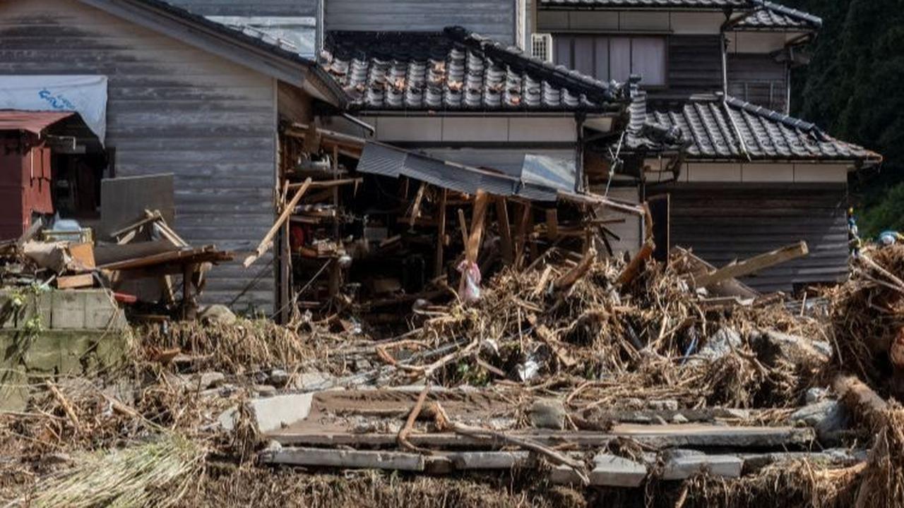 Menurut laporan media lokal, hujan deras ini telah menewaskan sedikitnya enam orang. Foto: Yuichi YAMAZAKI / AFP
