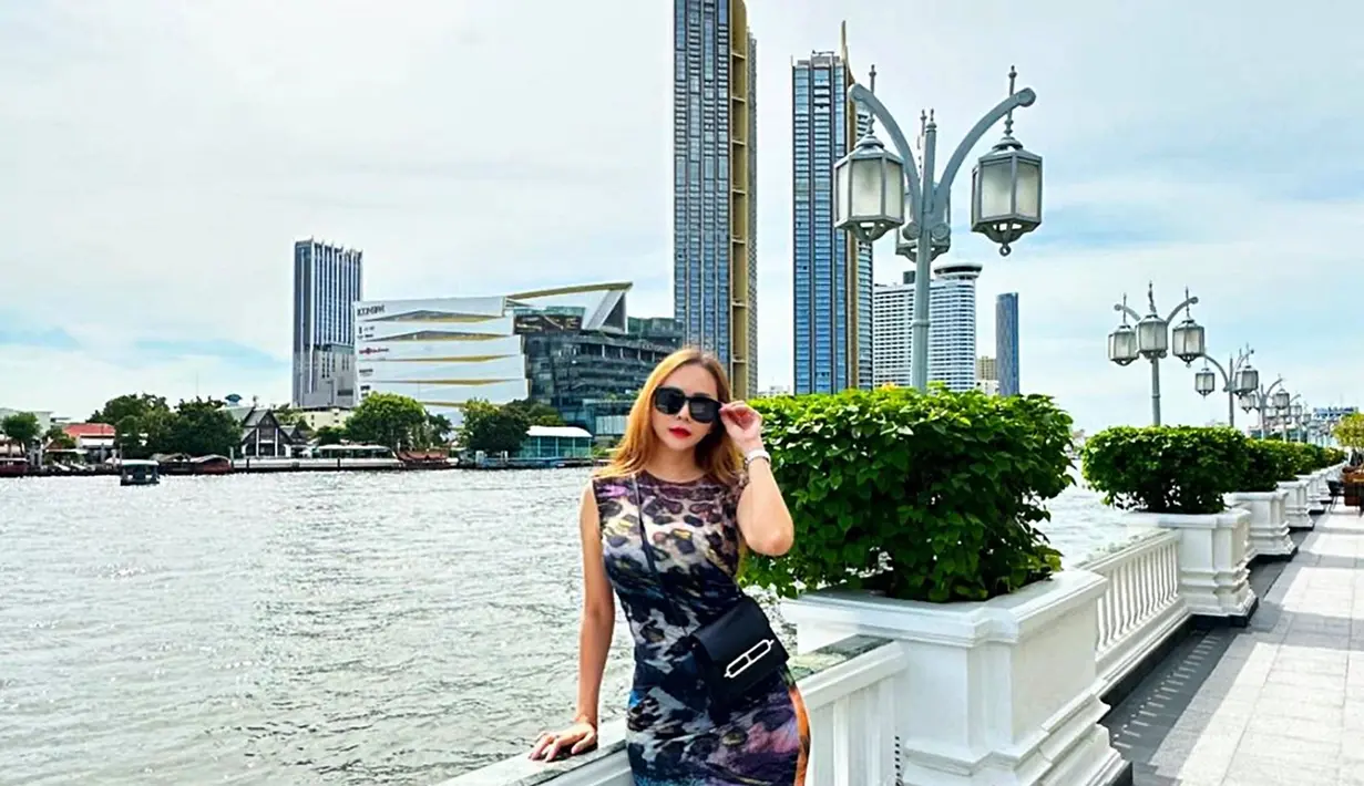 Punya hobi travelling, Aura Kasih tidak jarang pergi ke luar negeri. Baik itu ke negara di Asia hingga Eropa seperti Italia beberapa waktu lalu. Dalam momen liburannya, Aura Kasih selalu tampil memesona dengan berbagai dress menawannya. Dipadukan dengan kacamata hitam, penampilannya semakin paripurna. (Liputan6.com/IG/@aurakasih)