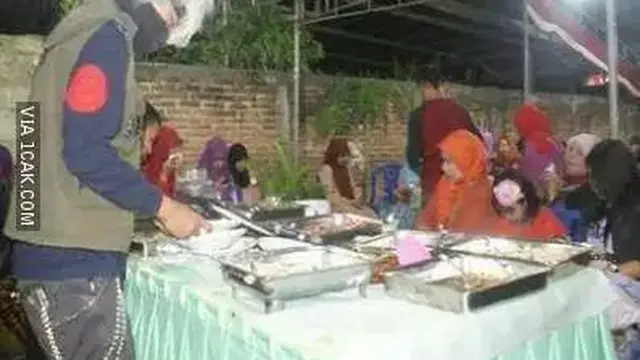10 Penampilan Kocak Tamu di Acara Kondangan Ini Bikin Tepuk Jidat