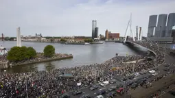 Ribuan demonstran memadati Jembatan Erasmus saat berunjuk rasa atas kematian George Floyd di Rotterdam, Belanda, Rabu (3/6/2020). Kematian pria kulit hitam George Floyd saat ditangkap oleh polisi Amerika Serikat memicu kemarahan di sejumlah negara. (AP Photo/Peter Dejong)