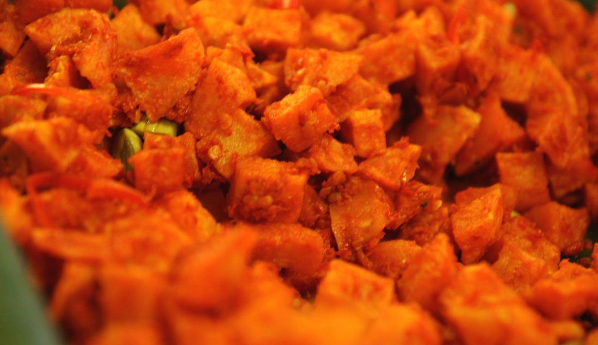 Inilah dia satu lagi panganan yang tidak boleh ketinggalan saat Hari Raya Lebaran Idul Fitri, yakni sambal goreng kentang. Enaknya cita rasa sambal goreng kentang yang pedas pastinya akan membuat ketupat yang kita santap menjadi lebih nikmat.  (Istimewa)
