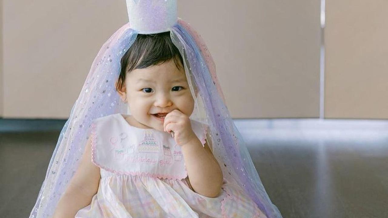 7 Potret Ulang Tahun Julia Putri Jessica Tanoe, Cantik Kenakan Mahkota dan Veil - Ekspresinya Menggemaskan Saat Makan Kue Tart