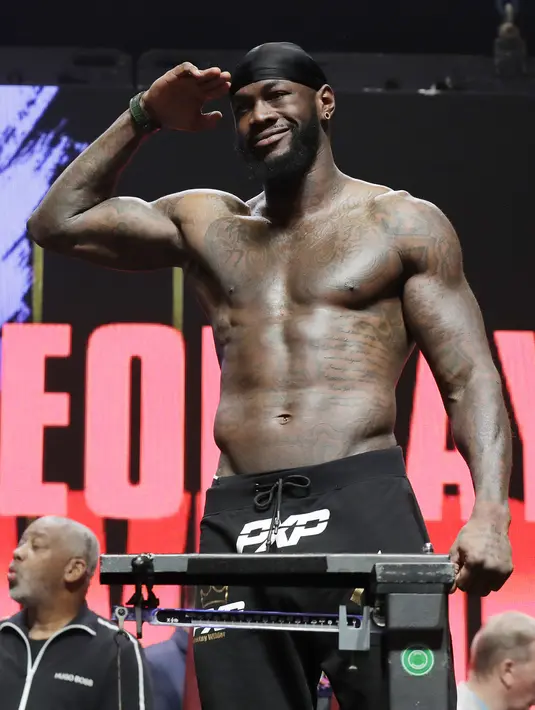 Petinju asal AS, Deontay Wilder saat melakukan penimbangan berat badan untuk pertandingan tinju kelas berat WBC di Las Vegas (21/2/2020). Tyson Fury dan Deontay Wilder akan bertanding di MGM Arena. (AP Photo/Isaac Brekken)