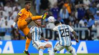 Pemain Timnas Belanda, Jurrien Timber (kiri) berebut bola dengan pemain Timnas Argentina, Lisandro Martinez dalam laga babak perempatfinal Piala Dunia 2022 di Lusail Stadium, Lusail, Qatar, Sabtu (10/12/2022) dini hari WIB. (AP/Natacha Pisarenko)