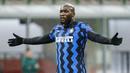 Striker Inter Milan, Romelu Lukaku, tampak kecewa usai bermain imbang melawan Shakhtar Donetsk pada laga Liga Champions di Stadion Giuseppe Meazza, Kamis (10/12/2020). Inter Milan gagal melaju ke babak 16 besar karena hanya menjadi juru kunci di grup B. (AP/Antonio Calanni)