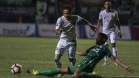 Gelandang Persebaya, Oktafianus Fernando, menghindari tekel bek PSMS, Roni Fatahillah, pada laga final di Stadion GBLA, Bandung, Selasa (28/11/2017). Persebaya menang 3-2 atas PSMS. (Bola.com/Vitalis Yogi Trisna)