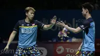 Ganda putra Indonesia, Marcus Gideon / Kevin Sanjaya, berhasil mengalahkan Ou Xuan Yi / Zhang Nan pada Indonesia Open 2019 di Istora Senayan, Jumat (19/7). Marcus / Kevin menang 21-12 dan 21-16. (Bola.com/Yoppy Renato)