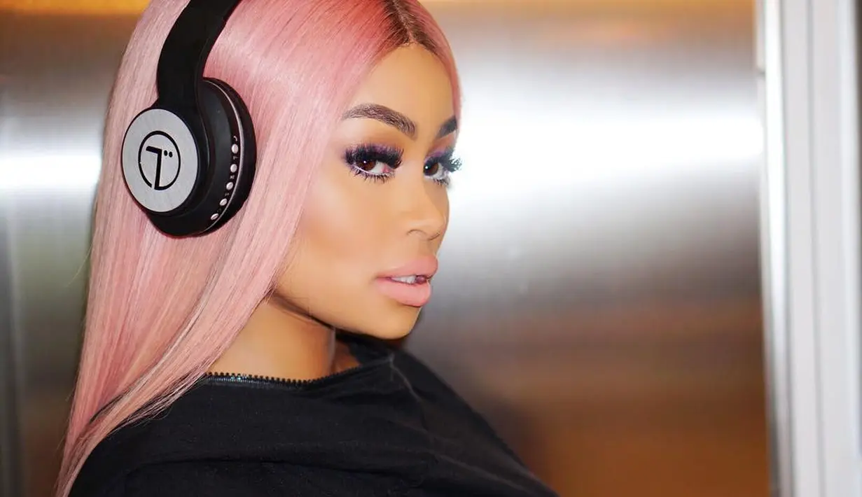 Dilansir dari People, mantan tunangan Rob Kardashian tersebut menghabiskan malam dengan berkaraoke ria. (instagram/blacchyna)