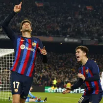 Marcos Alonso berselebrasi setelah mencetak gol pembuka Barcelona dalam pertandingan playoff babak 16 besar Liga Europa melawan Manchester United di&nbsp;Stadion Spotify Camp Nou, Jumat (17/2/2023) dini hari WIB. Barcelona ditahan MU 2-2.&nbsp;(AP Photo / Joan Monfort)