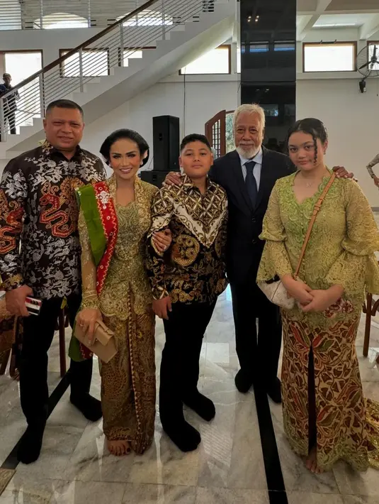 Sementara sang adik, Krisdayanti memilih kebaya berwarna hijau muda yang segar. Tampilan kebayanya kian menarik dengan selendang dua warna sebagai pelengkap.  [@krisdayantilemos/@yunishara36].
