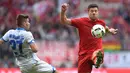 Pemain Hoffenheim, Andrej Kramaric (kiri) berusaha menjangkau bola dari kejaran  pemain Bayern Munich, Xabi Alonso (kanan) pada laga Bundesliga di Stadion Alianz Arena, Munich, (5/11/2016). (AFP/Christof Stache)