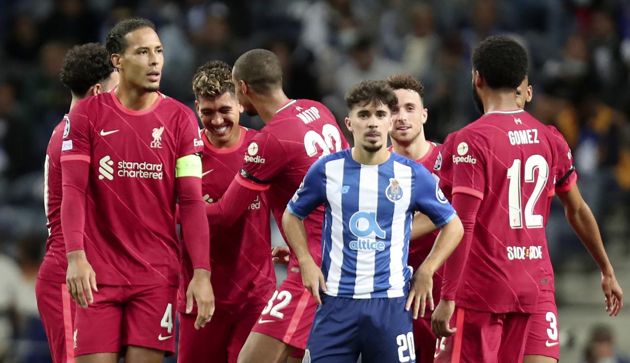 Liverpool sukses mendulang 3 poin dalam lawatannya ke kandang Porto usai menang 5-1 dalam laga matchday kedua Liga Champions 2021/2022, Selasa (28/9/2021). Lima gol The Reds disumbangkan brace Mohamed Salah dan Roberto Firmino ditambah satu gol Sadio Mane. (AP/Luis Vieira)