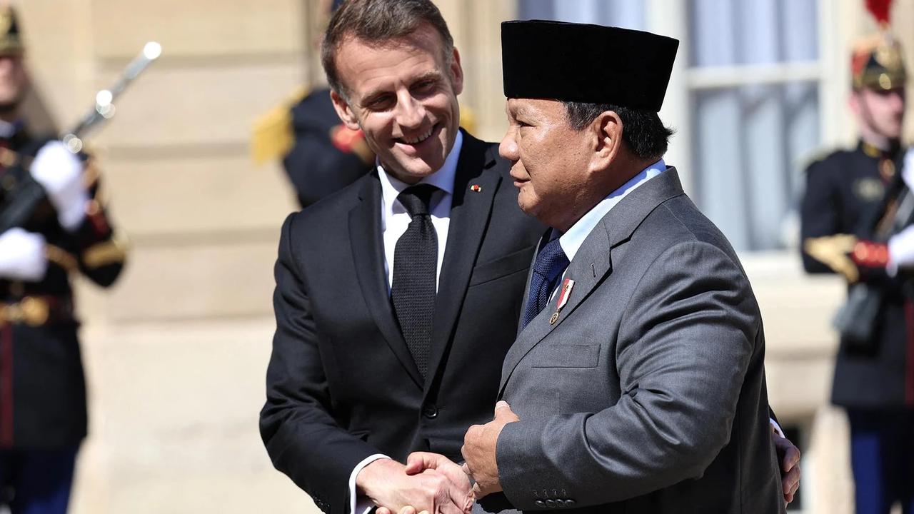 FOTO: Presiden Macron Sambut Hangat Prabowo di Istana Elysee Paris