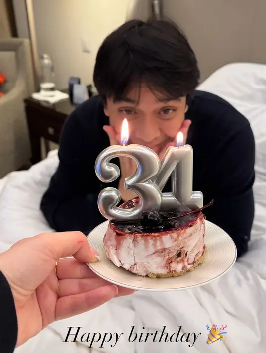 Tidak hanya sekadar berlibur, momen spesial ulang tahun Billy Syahputra dirayakan dengan manis oleh Vika. Billy terlihat memegang kue ulang tahun kecil dengan lilin angka “34”, sementara Vika dengan penuh kasih menyajikannya. (Liputan6.com/IG/@vika.kolesnaya)