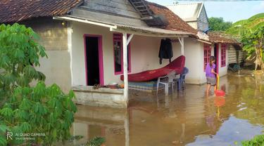 Banjir rob menerjang rumah warga Tuban. (Ahmad Adirin/Liputan6.com).