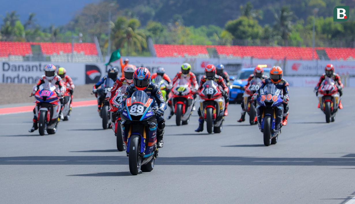 Pembalap Yamaha Racing Indonesia, Wahyu Nugroho memacu motornya saat Race 2 AP250 Asia Road Racing Championship (ARRC) Mandalika 2025 di Sirkuit Internasional Pertamina Mandalika, Lombok, NTB, Minggu (31/08/2025). (Bola.com/Bagaskara Lazuardi)