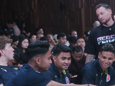Pemain Persib Bandung, Marc Klok, berbincang dengan pemain Oxford United, Ole Romeny, sebelum acara konferensi pers terkait Piala Presiden 2025 di SCTV Tower, Senayan, Jakarta Pusat, Jumat (4/7/2025). (Bola.com/M Iqbal Ichsan)
