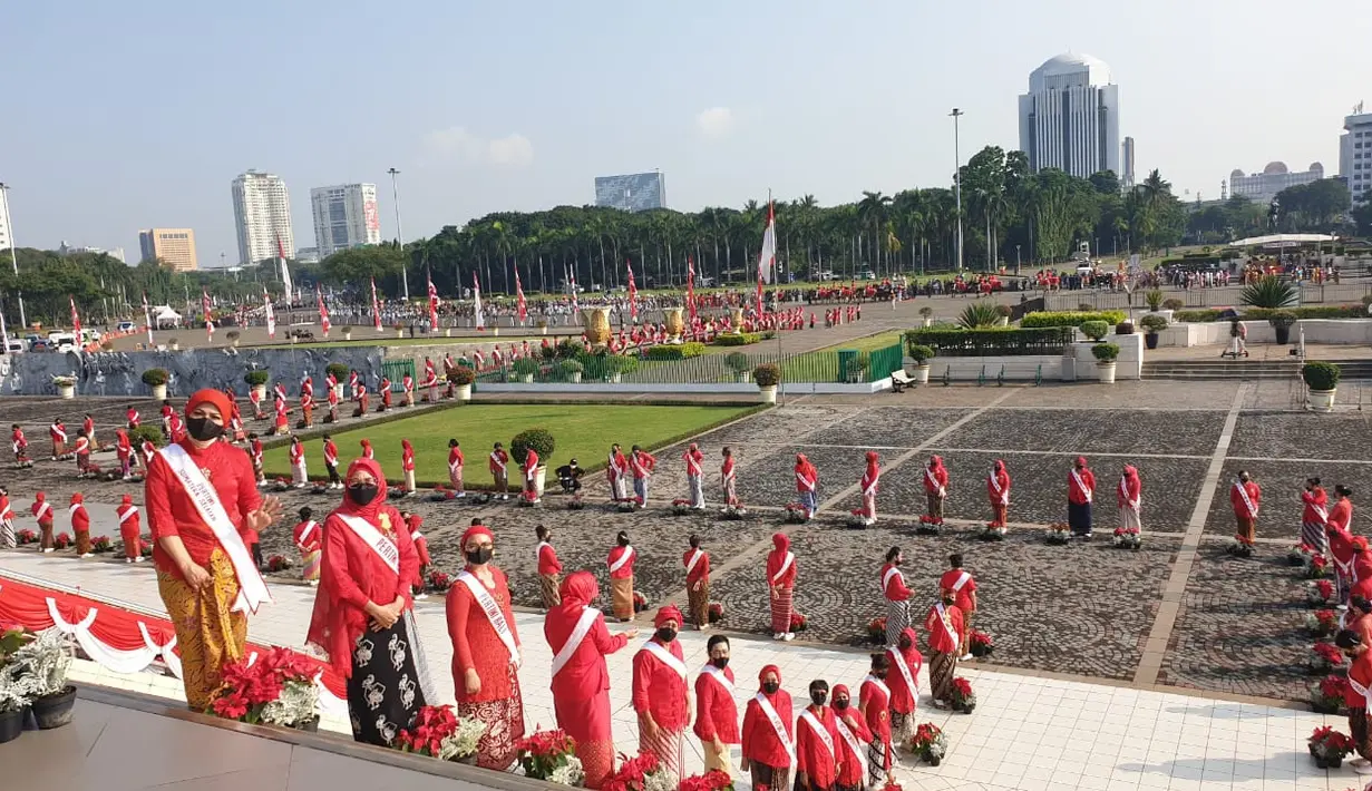 <p>Barisan perempuan berkebaya dari perkumpulan Pertiwi Indonesia mengawal keluarnya Bendera Pusaka Merah Putih dari penyimpanannya di Monumen Nasional (Monas), Jakarta, Rabu (17/8/2022). Partisipasi perempuan berkebaya dalam kirab budaya HUT ke-77 RI merupakan tindak lanjut dari dukungan penuh Presiden Jokowi atas gerakan memasyarakatkan tradisi berkebaya dan pendaftaran tradisi berkebaya sebagai warisan budaya tak benda ke UNESCO. (FOTO: Dok. Pertiwi Indonesia)</p>