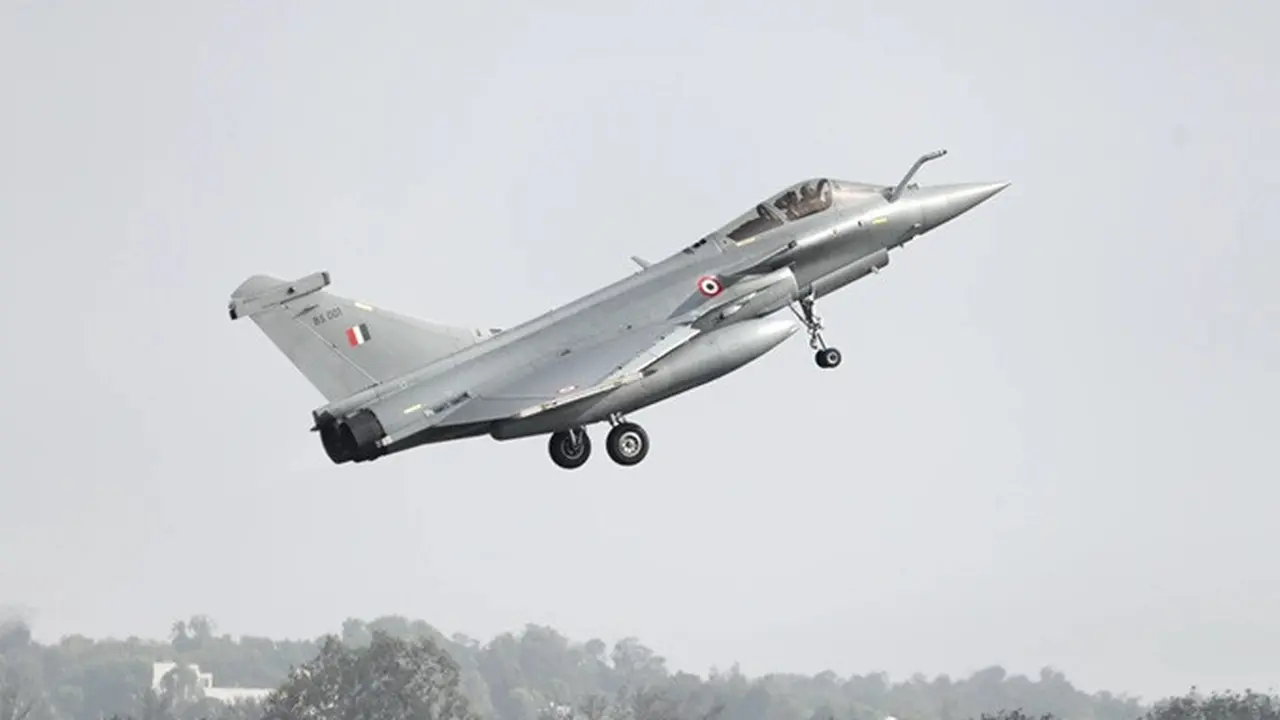 Jet tempur Rafale buatan Prancis lepas landas pada hari pembukaan Aero India 2021 di pangkalan udara Yelahanka di Bengaluru, India, Rabu, 3 Februari 2021.