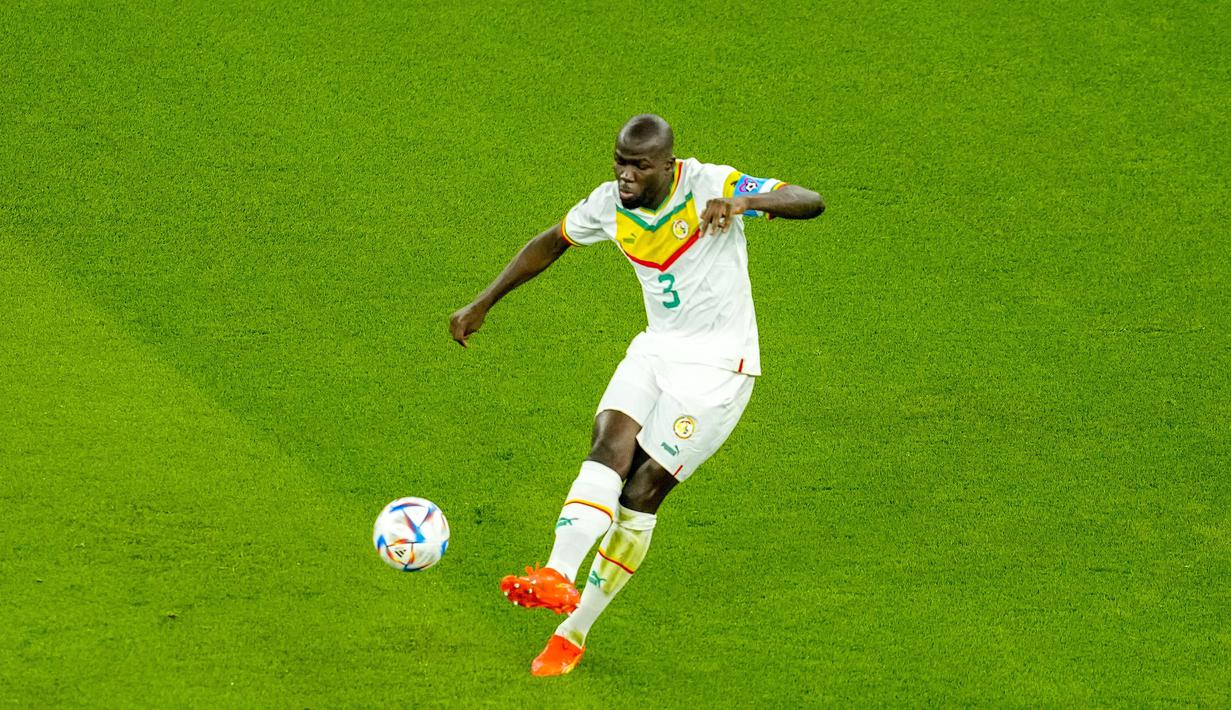 Kalidou Koulibaly merupakan bek tengah Timnas Senegal dan baru saja direkrut Chelsea pada awal musim ini. Di level internasional, pemain 31 tahun ini sudah cukup berpengalaman. Ia pertama kali membela Timnas Senegal pada September 2015. Sejak debutnya tersebut, Koulibaly telah catatkan 64 caps bersama Timnas Senegal hingga saat ini. (AP Photo/Thanassis Stavrakis)