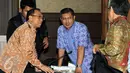Terdakwa korupsi Dana Operasional Menteri (DOM) dan gratifikasi pada Kementerian ESDM dan Kemenbudpar, Jero Wacik berdiskusi dengan kuasa hukumnya usai sidang pemeriksaan terdakwa di Pengadilan Tipikor, Jakarta, Senin (11/1). (Liputan6.com/Helmi Afandi)