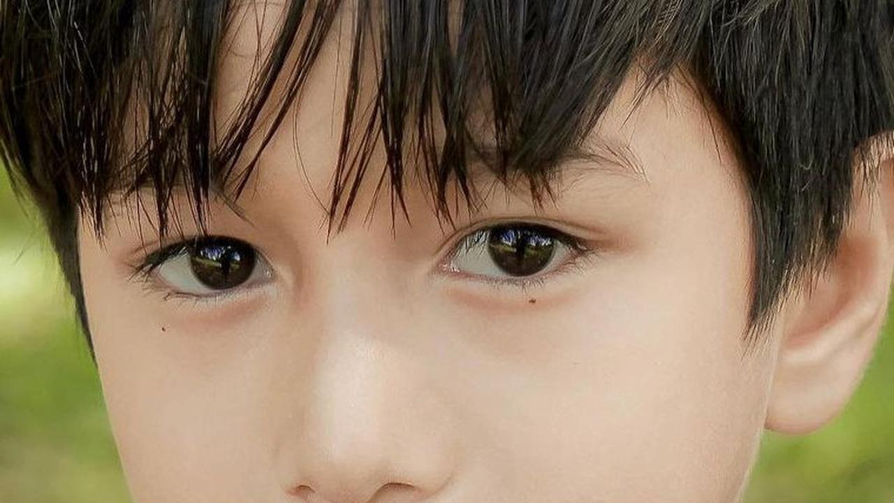Viral Bocah Ganteng Bantu Ibunda Jualan Ternyata Bukan Sosok Sembarangan, Banjir Pujian 'Cakep Masya Allah