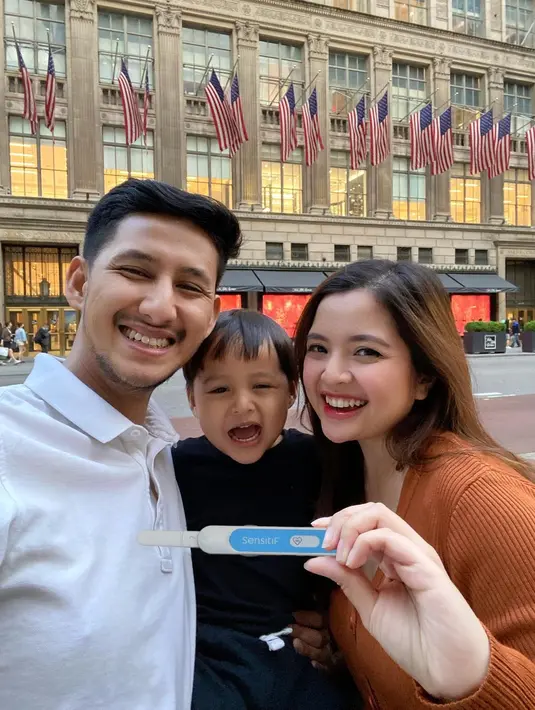 <p>Tasya Kamila dan suaminya, Randi Bachtiar, membawa kabar bahagia. Mereka tidak lama lagi akan kedatangan anggota baru dalam keluarga kecilnya setelah mengumumkan kehamilan anak kedua. (Instagram/randibachtiar)</p>