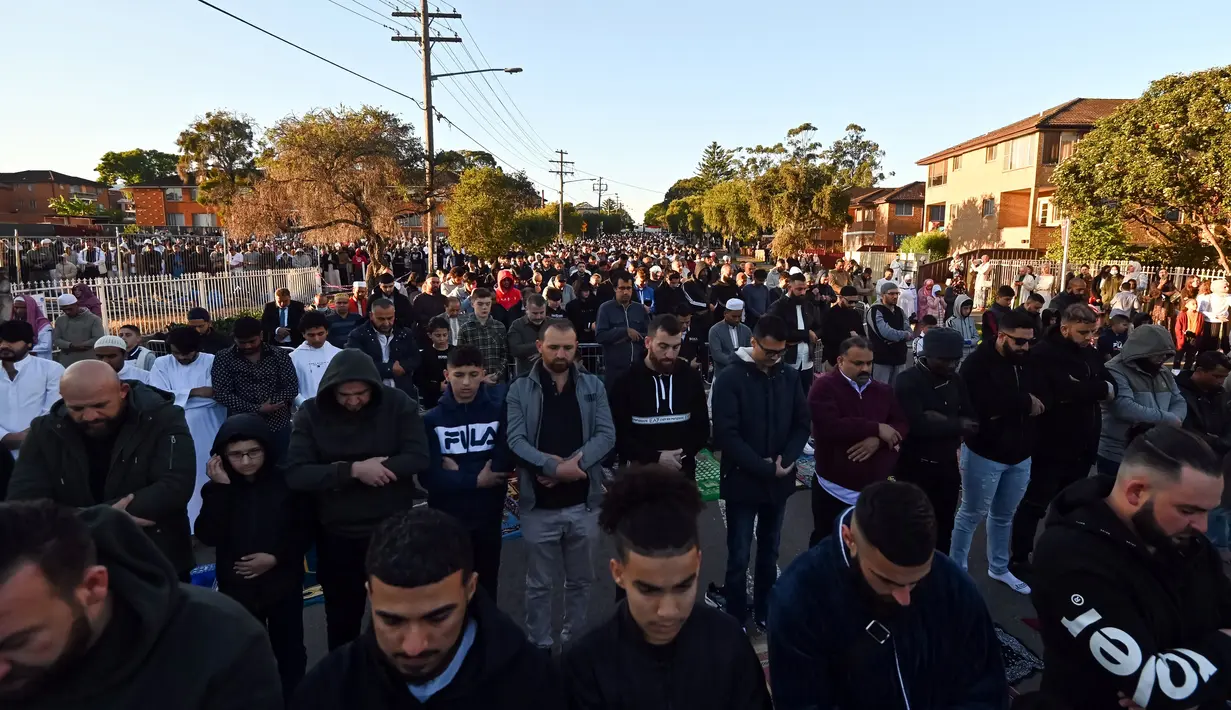 Para jamaah melaksanakan sholat Idul Fitri di jalan, menandai akhir bulan suci Ramadhan, di Masjid Lakemba di Sydney (13/5/2021). (AFP/ Steven Saphore)