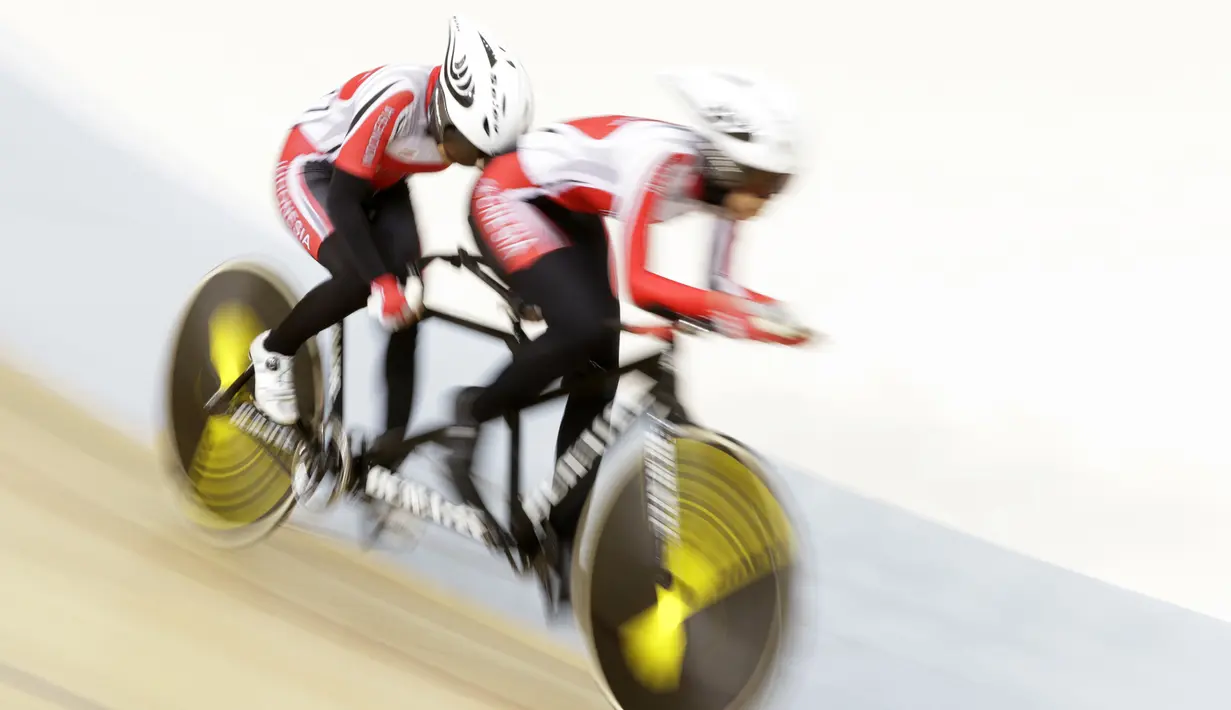 Pesepeda Indonesia, Ni'mal Magfiroh dan Sri Sugiyanti, memacu kecepatan pada nomor 3000 meter persuit individu B saat Asian Track Championship 2019 di Veledrome, Jakarta, Jumat (11/1). Pasangan ini berhasil meraih perak. (Bola.com/Yoppy Renato)