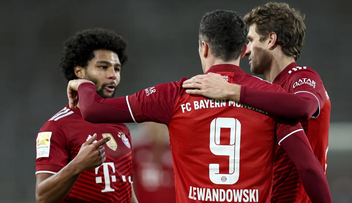 Bayern Munchen menjauh 3-0 pada menit ke-69. Kali ini giliran Robert Lewandowski yang mencatatkan namanya di papan skor usai menerima umpan Serge Gnabry. Cukilannya usai melewati penjagaan dua bek Stuttgart mampu menaklukkan Florian Mueller. (AP/Tom Weller)