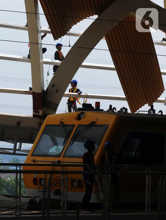 Emir Monti juga memastikan seluruh rangkaian kereta sudah berada di Indonesia. Sebanyak 8 rangkaian di antaranya sudah berada di depo, sedangkan 3 lagi masih di Pelabuhan Tanjung Priok dan dalam proses pengiriman ke Depo Tegalluar. (merdeka.com/Imam Buhori)