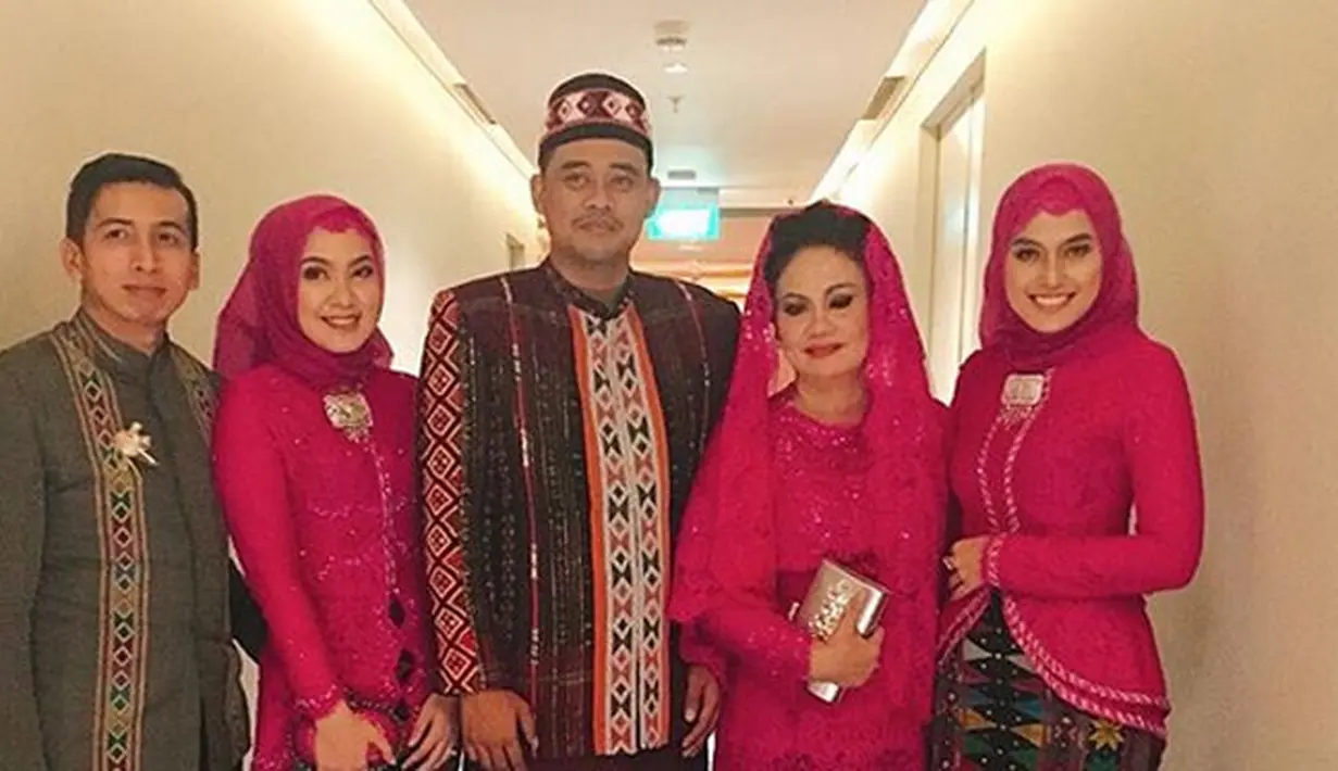 Dalam fotonya ini Bobby dan keluarganya pun juga menunjukan kekompakannya. Tiga wanita yang sangat berperan dalam hidup Bobby mengenakan kebaya dengan warna yang serupa. (Instagram/poppydewinta)