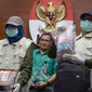 Petugas menunjukkan barang bukti uang hasil OTT di Bengkulu, ketika konferensi pers di KPK, Jakarta, Rabu (21/6). KPK menyita uang Rp 1 miliar dalam kardus di rumah Gubernur Bengkulu Ridwan Mukti saat operasi tangkap tangan.  (Liputan6.com/Helmi Afandi)