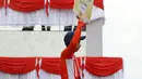 Dengan latar nuansa HUT RI ke-71 Dady Suryadi pebalap Indonesia meraih penghargaan pada kategory pebalap Indonesia tercepat pada Tour de Singkarak 2016 di Sumatera Barat, (12/8/2016). (Bola.com/Nicklas Hanoatubun)