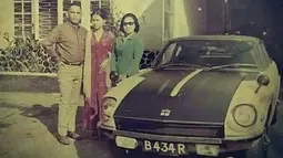 Keluarga berfoto dengan mobil Nissan 240Z "Fairlady" di Bandung medio 1970-an. (Source: Instagram/@perfectlifeid)