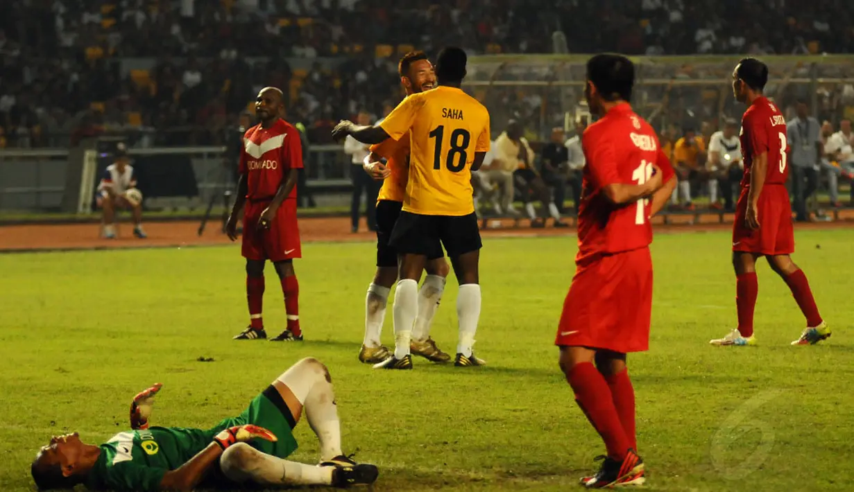 Legenda sepak bola Indonesia tidak berdaya saat berlaga melawan para mantan pemain dunia di Stadion GBK Jakarta, (7/6/2014). (Liputan6.com/Helmi Fithriansyah)